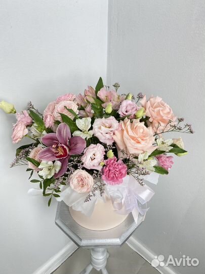 Цветочная композиция в шляпной коробке