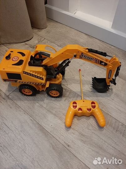 Экскаватор на пульте управления