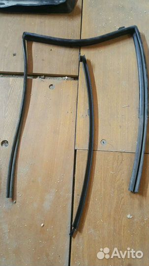 Уплотнитель Тойота Vitz 68142-52010