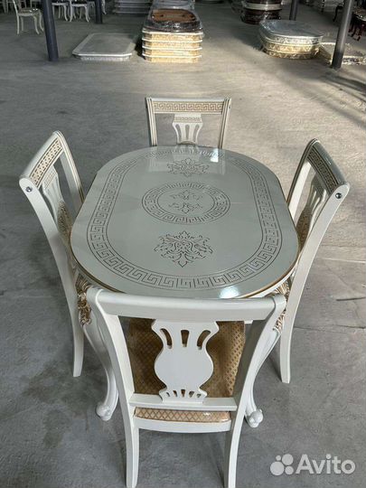 Стол со стульями