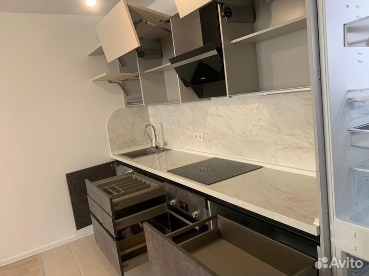 Угловая кухня под потолок на заказ