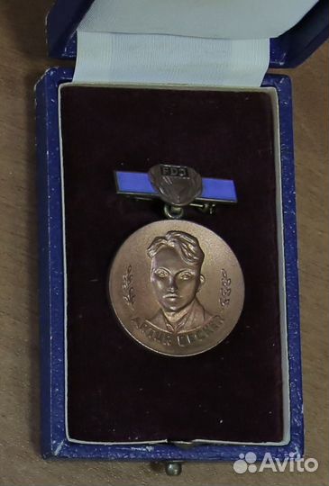 Медаль FDJ Артур Беккер + наградная грамота ГДР