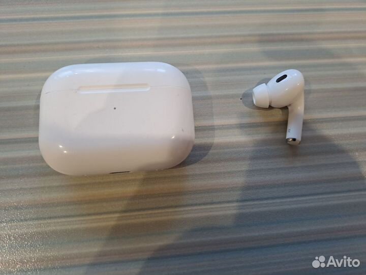 Правый наушник airpods pro