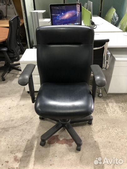 Компьютерное кресло кожаное Немец