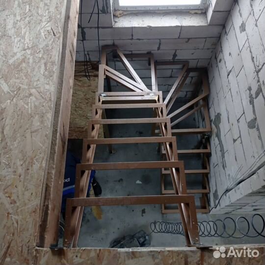 Металлокаркас лестницы