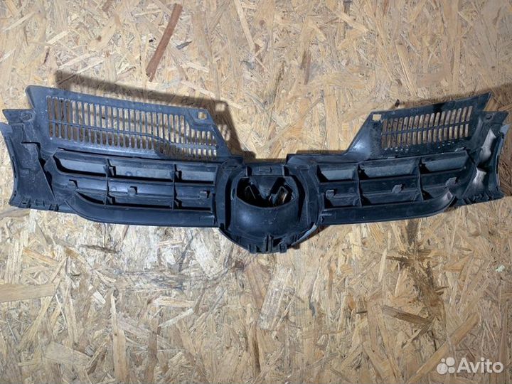 Решетка радиатора передняя Volkswagen Golf 1K BSE