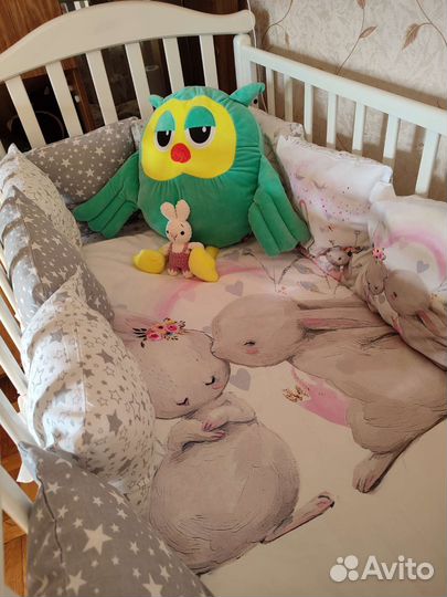 Детская кроватка с маятником и комодом