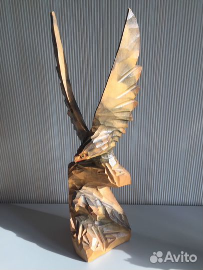 Орел из дерева