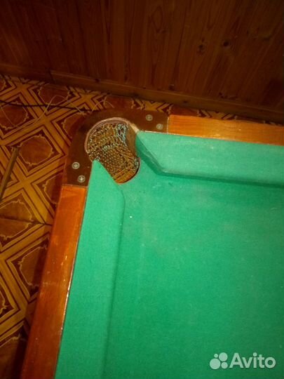 Продам бильярдный стол, 2 кия, шары,триугольник