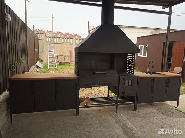 Мангальный комплекс из металла и дерева в беседку