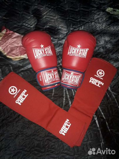 Боксерские перчатки и наколенники