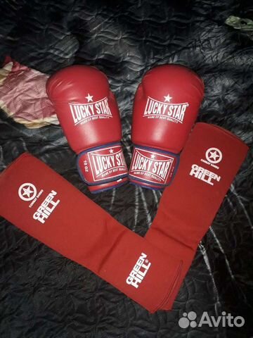 Боксерские перчатки и наколенники