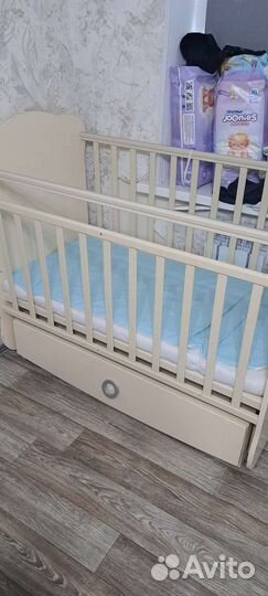 Детская кроватка с маятником