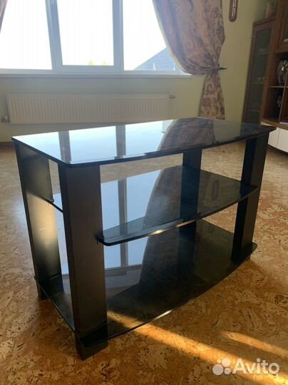 Стеклянная тумба под аппаратуру