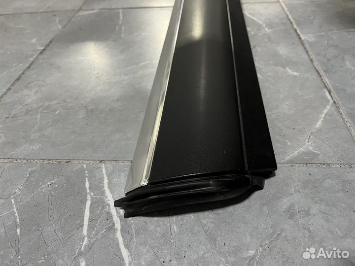 Молдинг левой передней двери Touareg