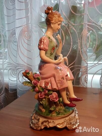 Старинная статуэтка