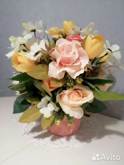 Подарочная цветочная композиция