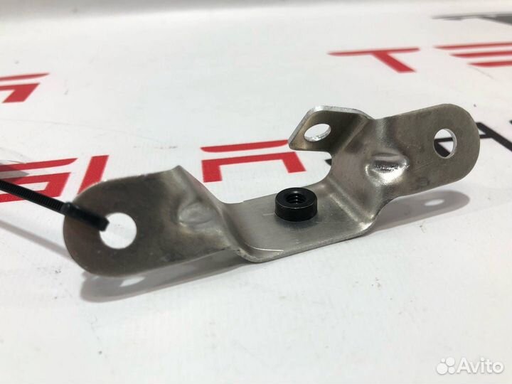 Кронштейн крепления обшивки двери Tesla Model S