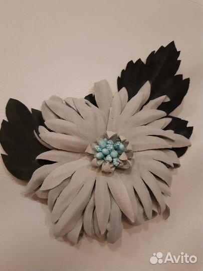 Брошь ручной работы из кожи