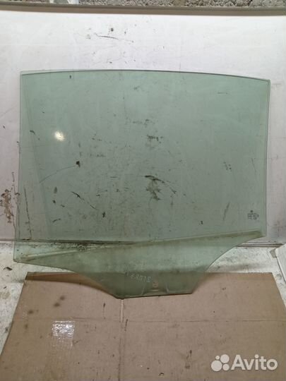 Стекло задней правой двери Volkswagen Golf Plus 5