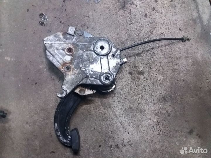 Педаль ручного тормоза W124