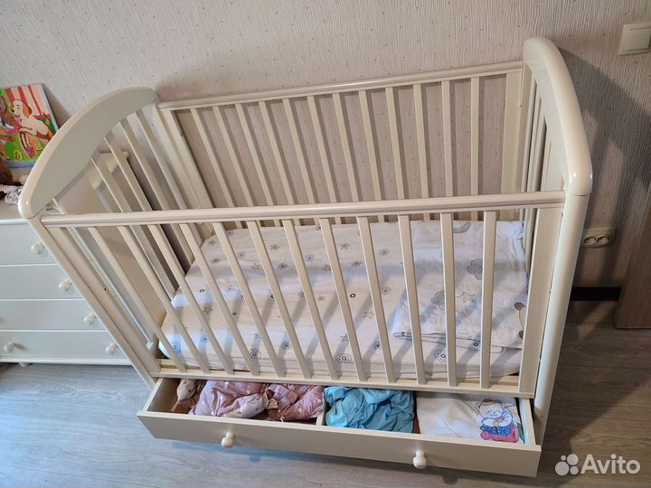 Детская кроватка и пеленальный комод