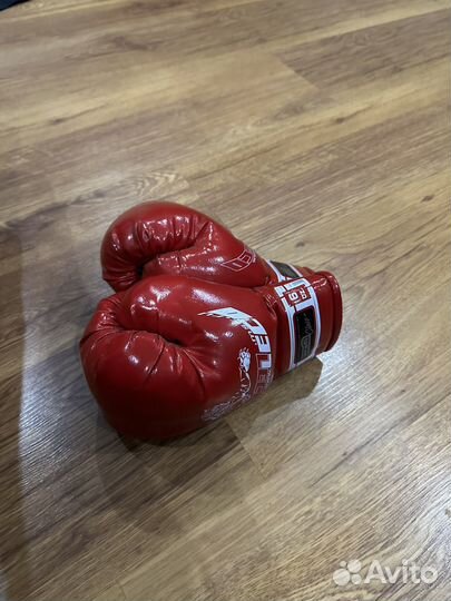 Спортивный инвентарь: перчатки, шлем