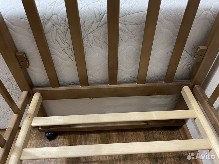 Детская кроватка с колесиками