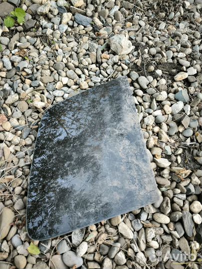 Mazda premacy 2003 стекло правон глухое заднее