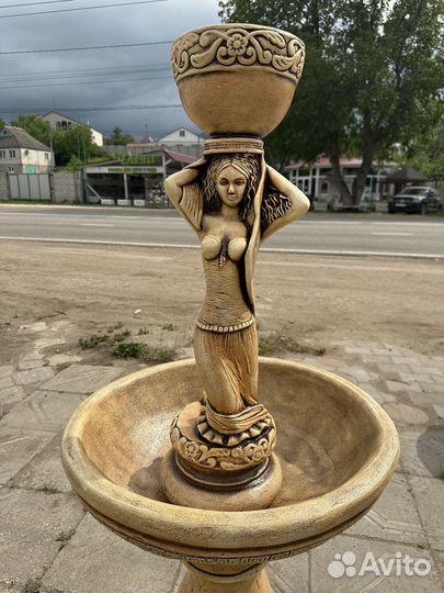 Фонтан Девушка с чашей на голове