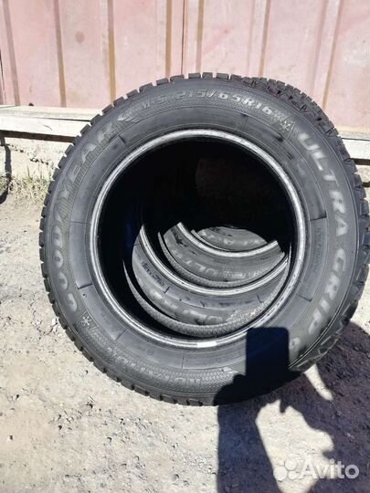 Goodyear Ultragrip 600 215/65 R16 98T