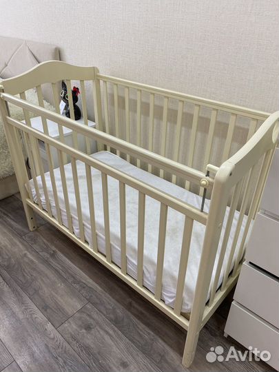 Детская кроватка с маятником