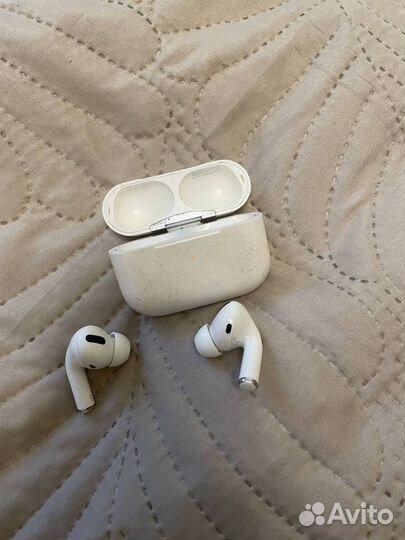 AirPods Pro with Wireless Charging Case