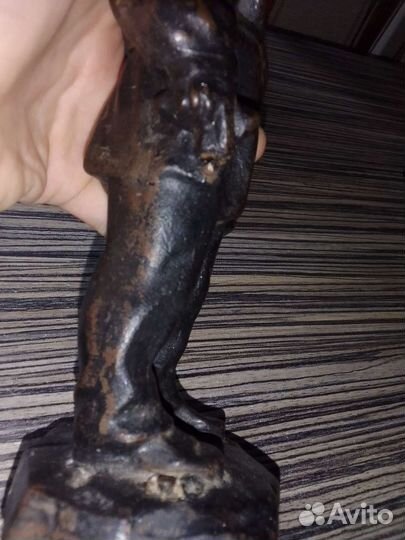 Старая статуэтка Льва Толстого