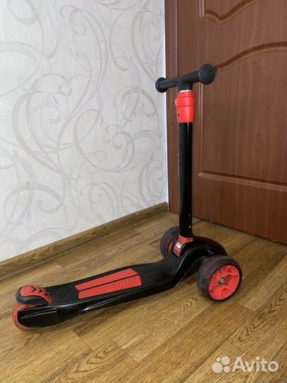 Самокат трехколесный
