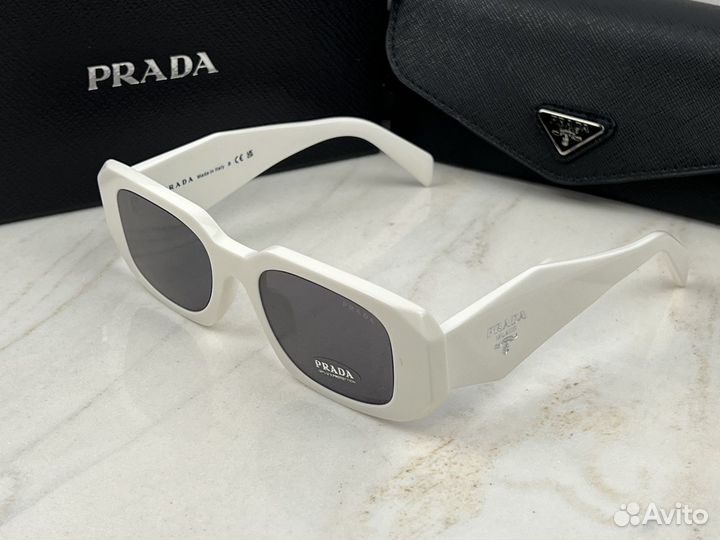 Очки Prada