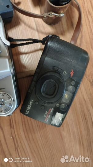 4 фотоаппарата и 2 вспышки