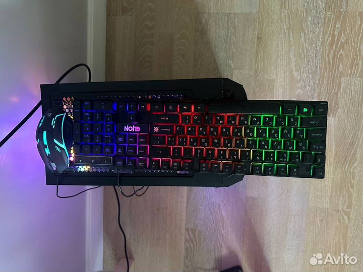 Игровой компьютер с монитором и клавиатурой