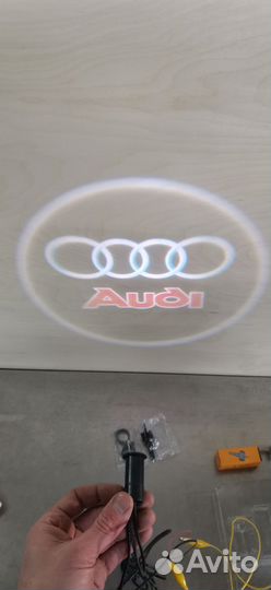 Проекция в двери Audi