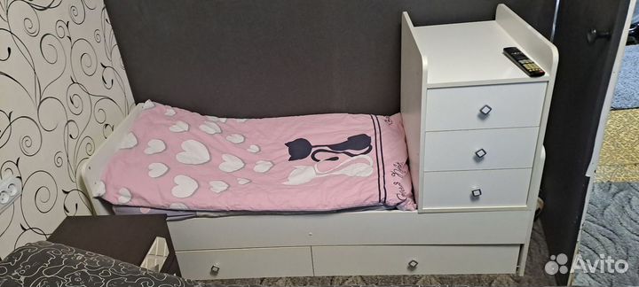 Детская кровать с маятником и комодом