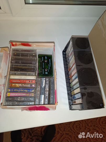 Аудиокассеты и кассетница