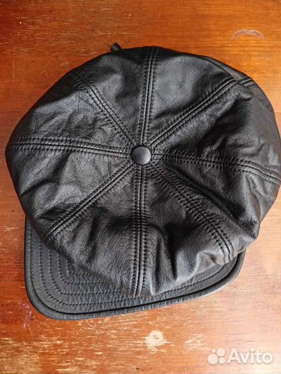 Кепка кожаная женская