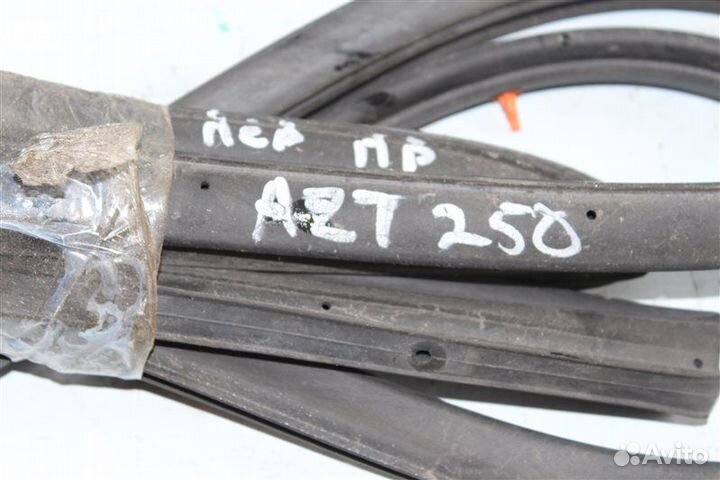 Дверной уплотнитель передний правый Toyota Avensis