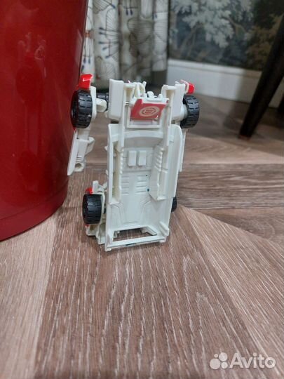 Робот ratchet transformers robots in disguise