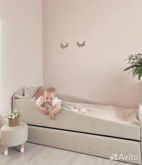 Кровать в мягкой обивке с ящиком