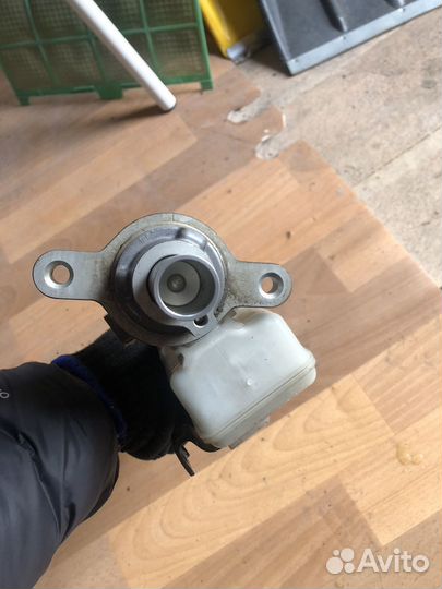 Главный тормозной цилиндр Toyota auris E150