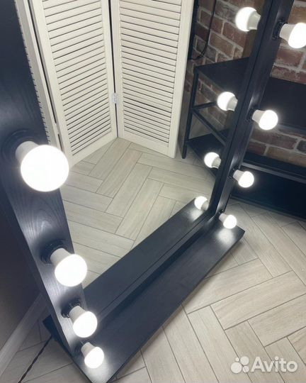 Гримерное зеркало с лампочками