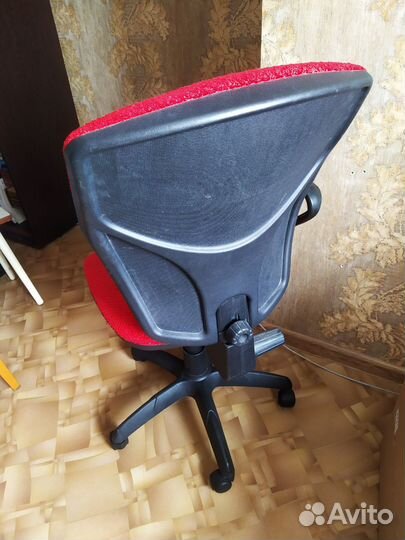 Компьютерный стул на колёсиках