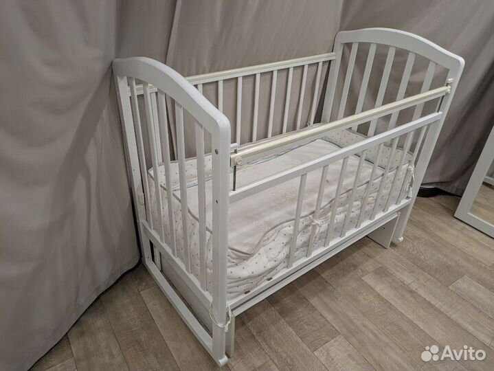 Детская кроватка с маятником