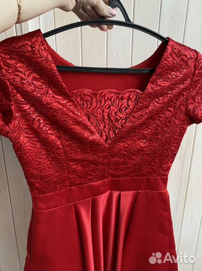 Нарядное женское платье